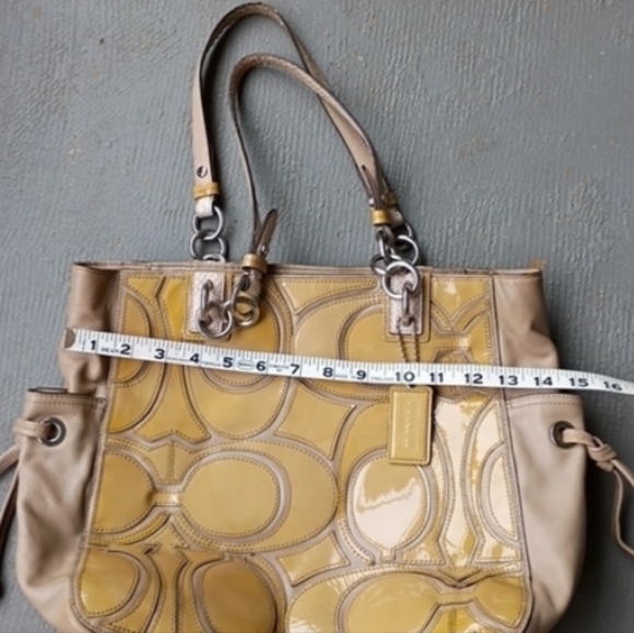 Coach Signature Beige Patent Leather Logo Tote Bag K1071-16449 Vintage - Picture 3 of 13